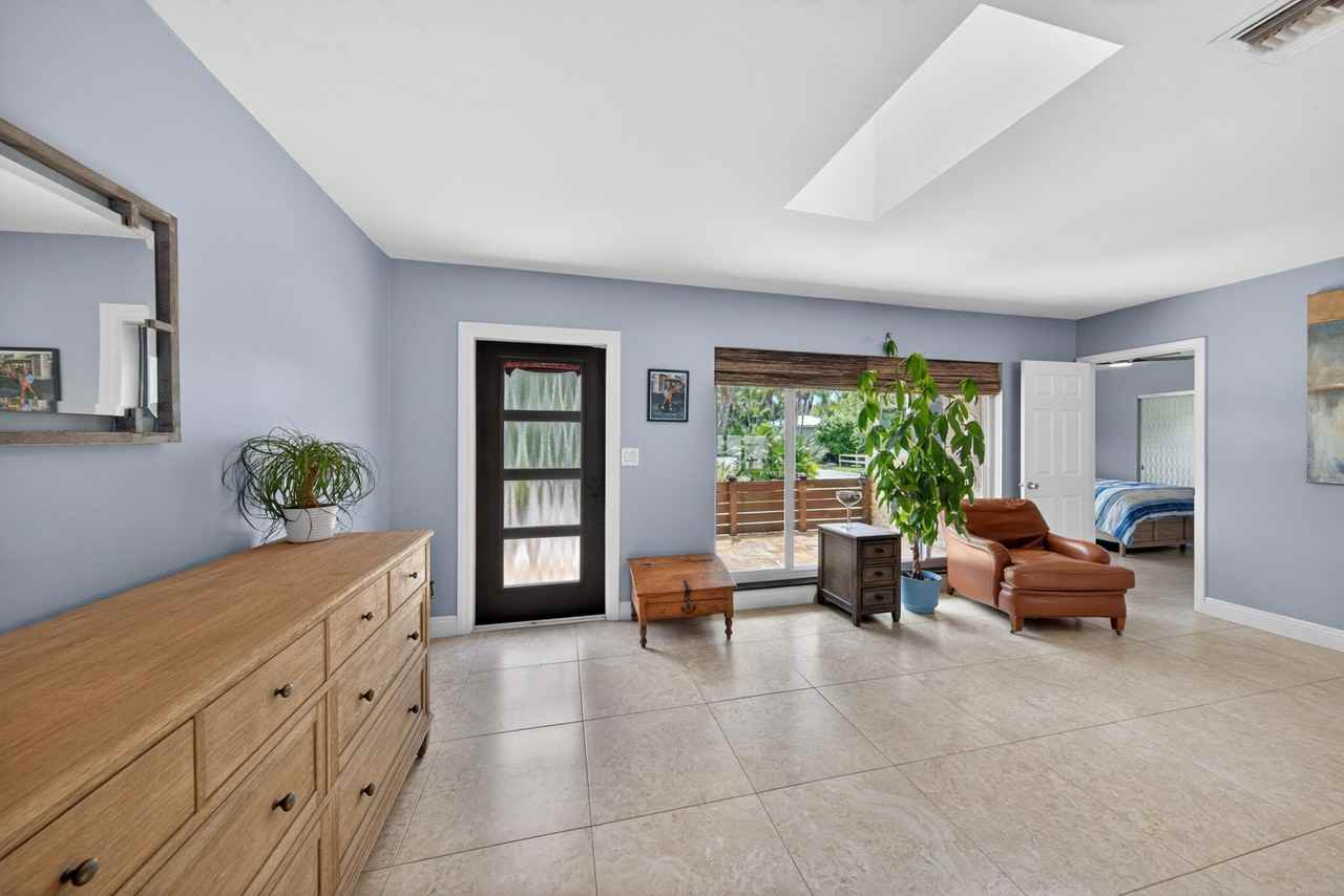 1571 Se 24th Ave - Photo 4 of 27