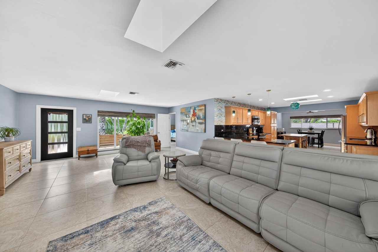 1571 Se 24th Ave - Photo 5 of 27