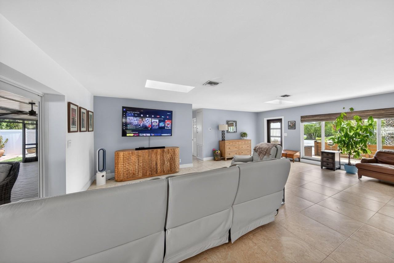 1571 Se 24th Ave - Photo 6 of 27