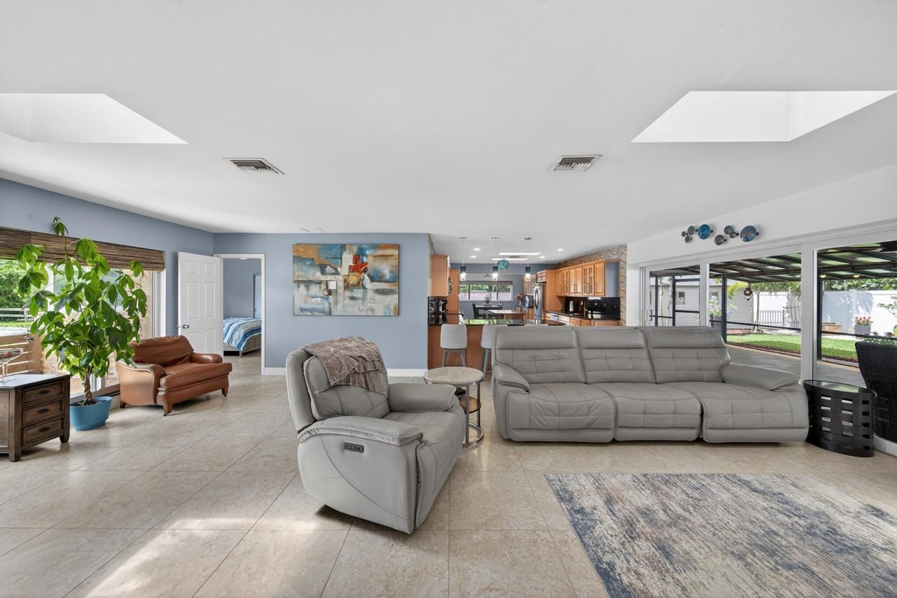 1571 Se 24th Ave - Photo 7 of 27