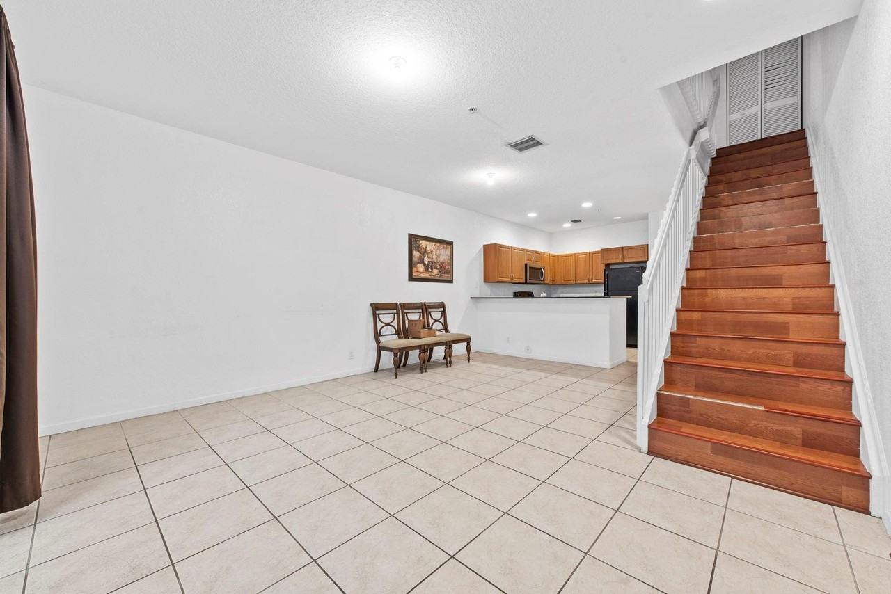 1425 Nw 36th Way - Photo 4 of 14