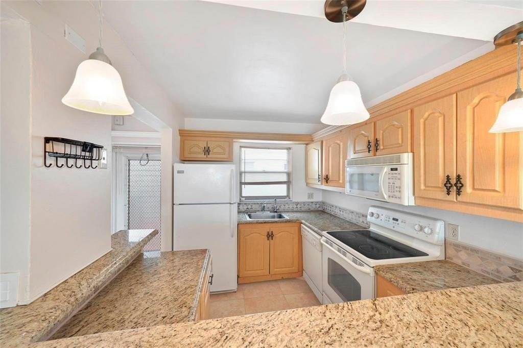 7500 Nw 30th Pl #402 - Photo 4 of 15