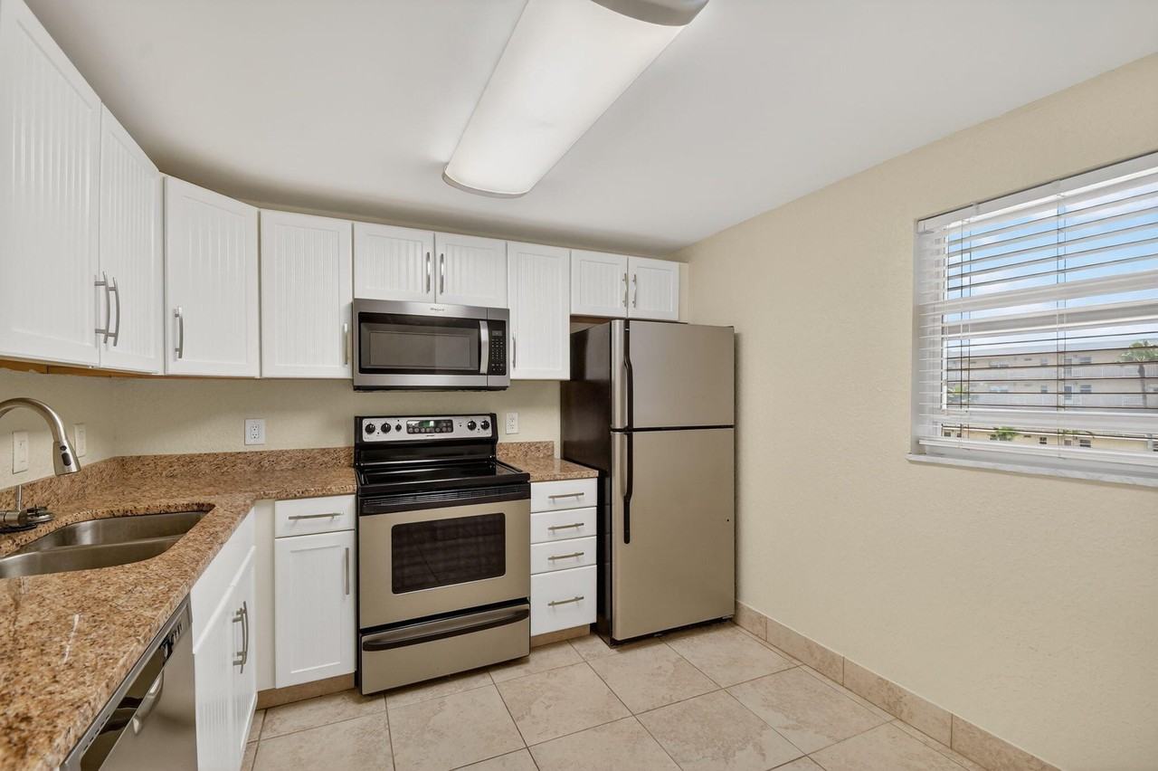 2615 Ne 1st Ct #312 - Photo 7 of 50
