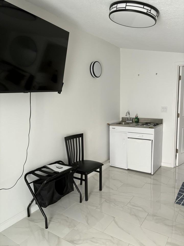 2816 Nw 7th St - Photo 6 of 8