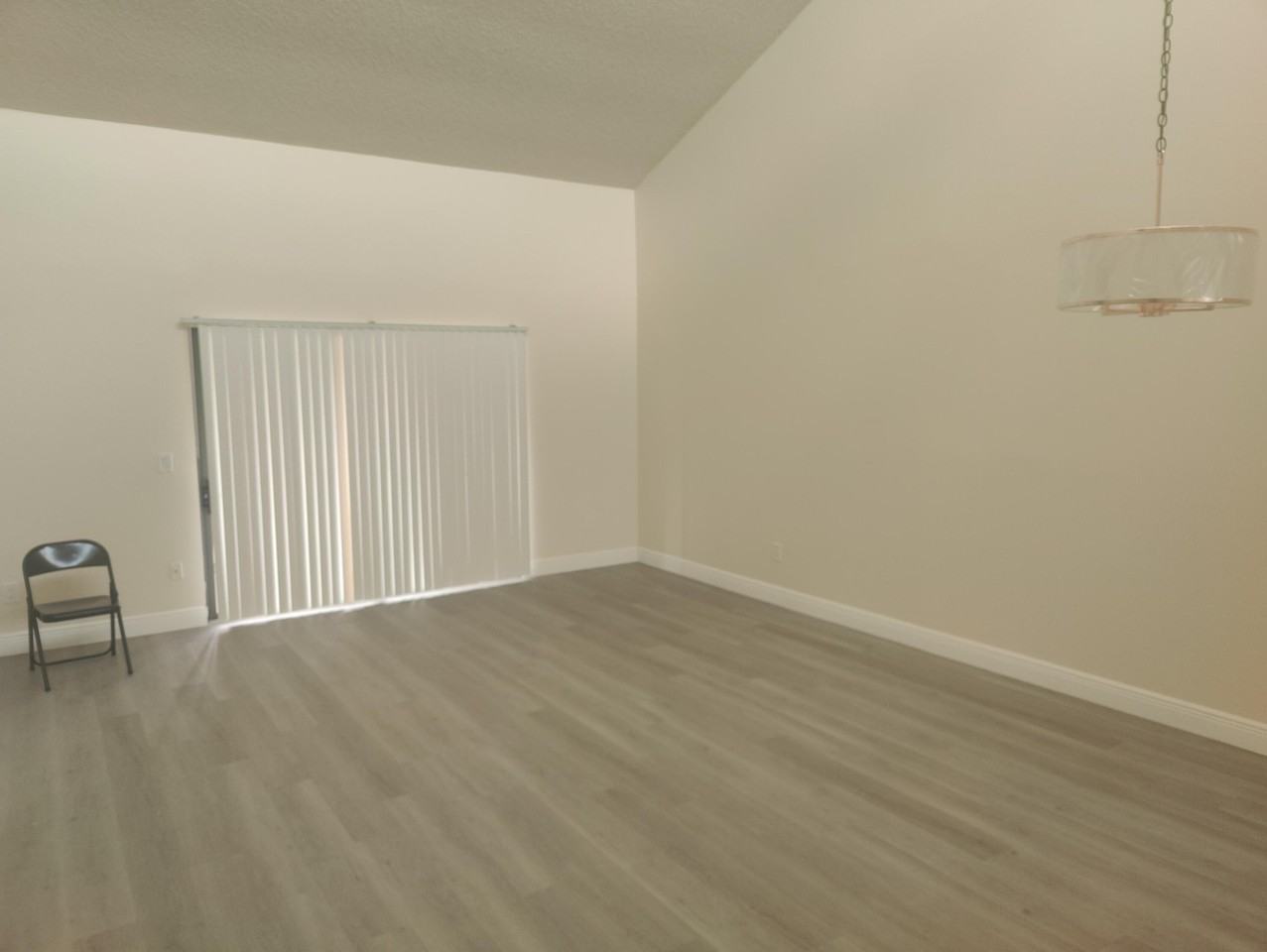 302 Lakeview Dr E #302 - Photo 4 of 37