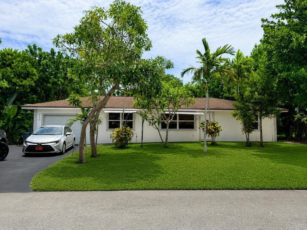 550 Sw Natura Ave - Photo 2 of 21