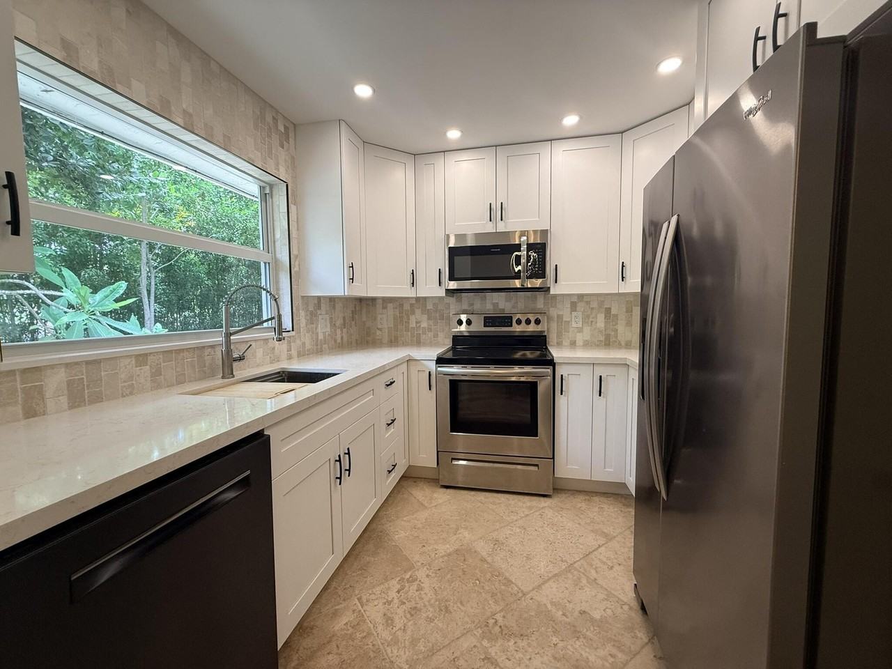 550 Sw Natura Ave - Photo 4 of 21