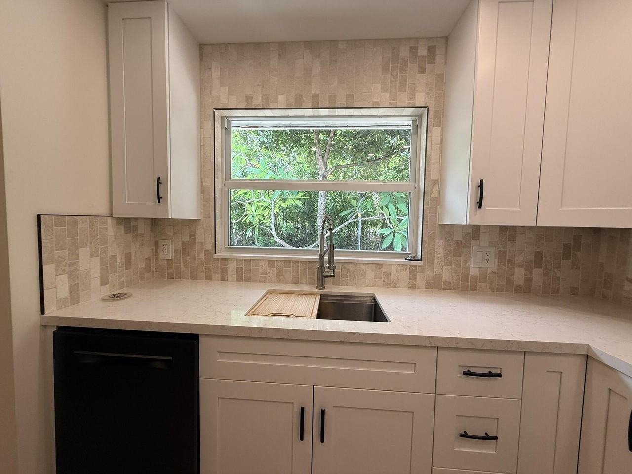 550 Sw Natura Ave - Photo 5 of 21