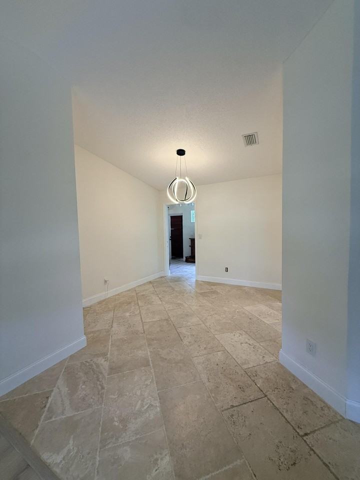550 Sw Natura Ave - Photo 7 of 21