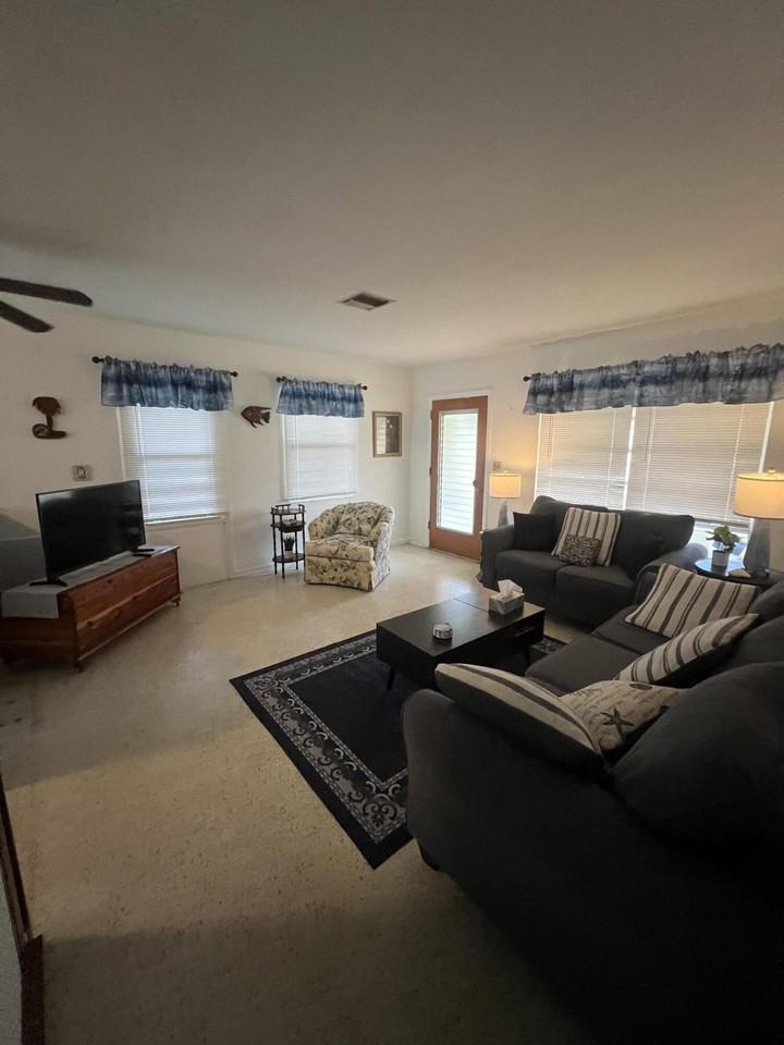 1622 Ne Maureen Ct - Photo 5 of 8