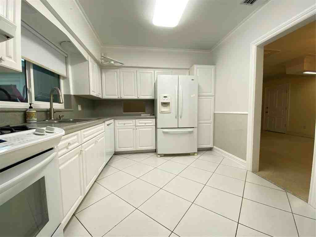 1049 Van Buren St - Photo 2 of 29