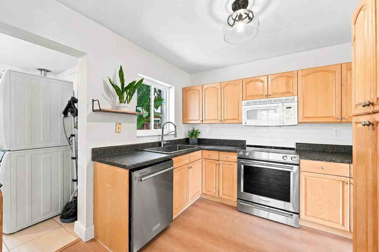 351 Sw 13th St - Photo 2 of 35