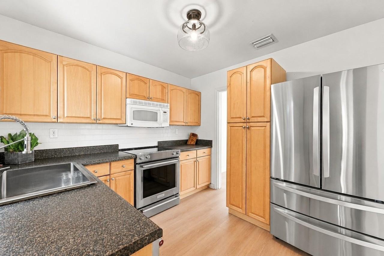 351 Sw 13th St - Photo 3 of 35
