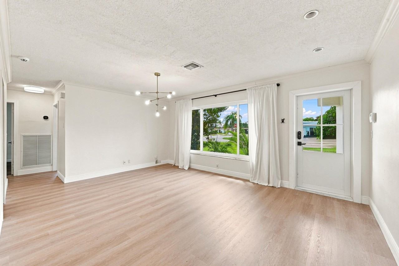 351 Sw 13th St - Photo 5 of 35