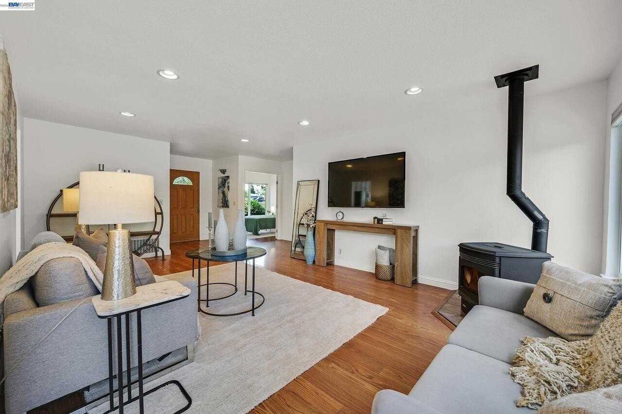 2883 Westchester Dr - Photo 3 of 23