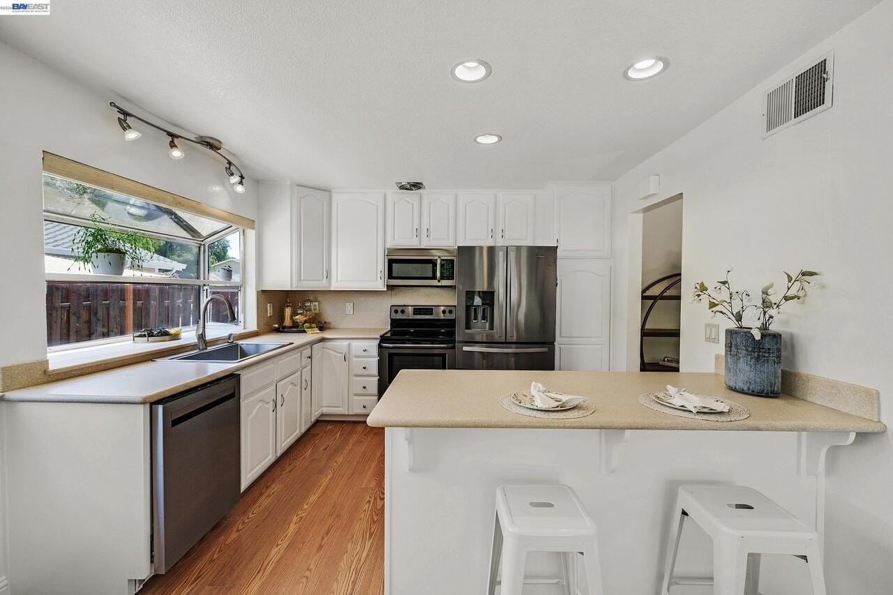 2883 Westchester Dr - Photo 4 of 23