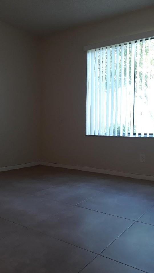 1081 Coral Club Dr - Photo 5 of 28