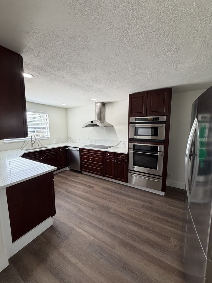 110 NE Monroe Cir - Photo 4 of 29