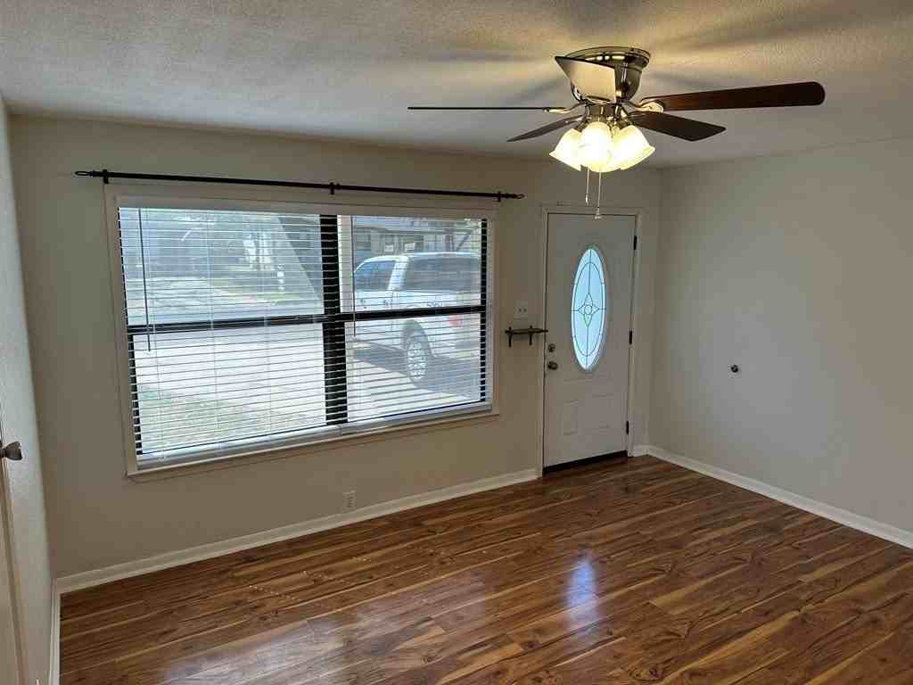 2110 Glenwood Dr - Photo 4 of 31
