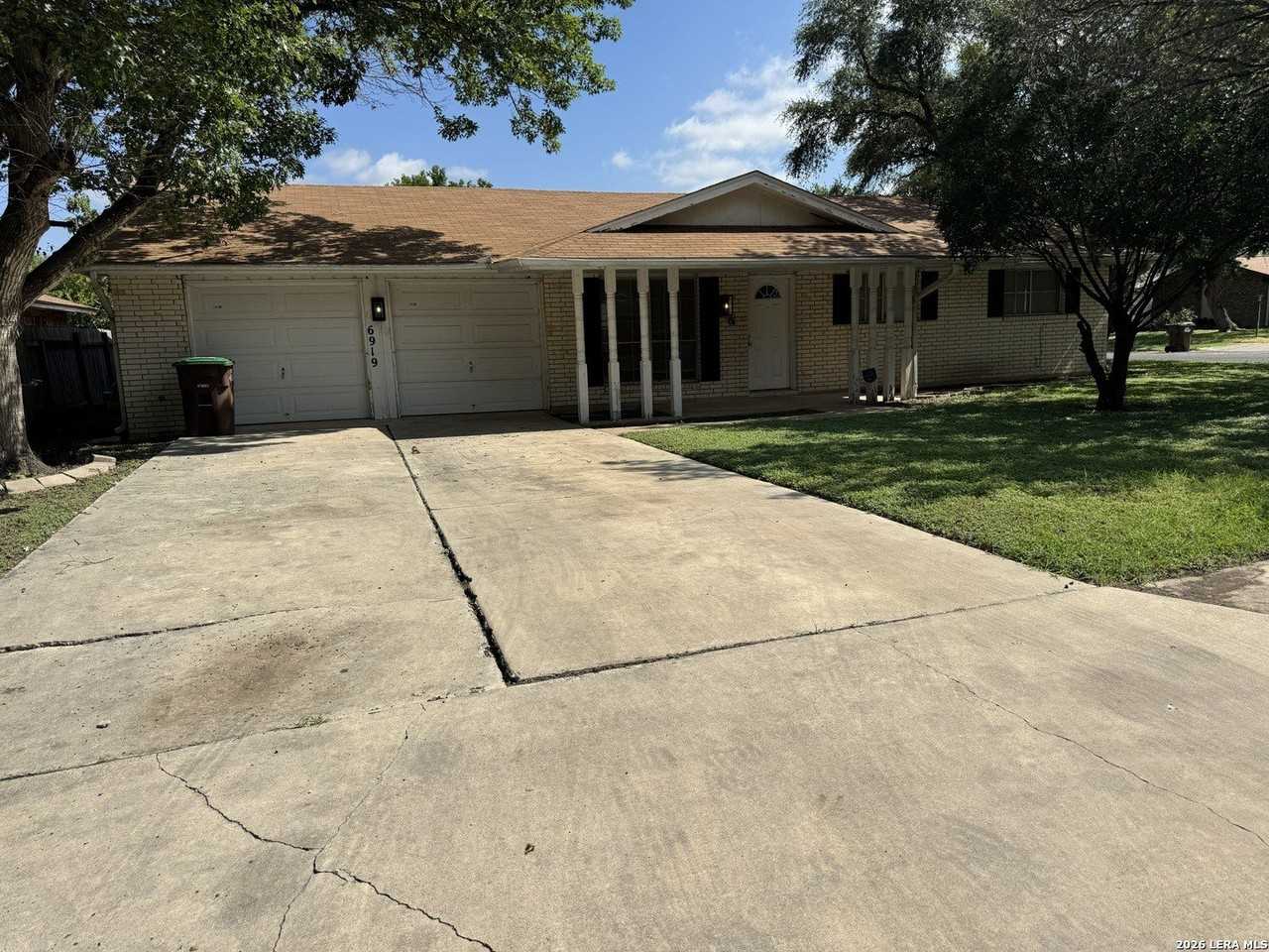 6919 Moon Lake Dr - Photo 2 of 24