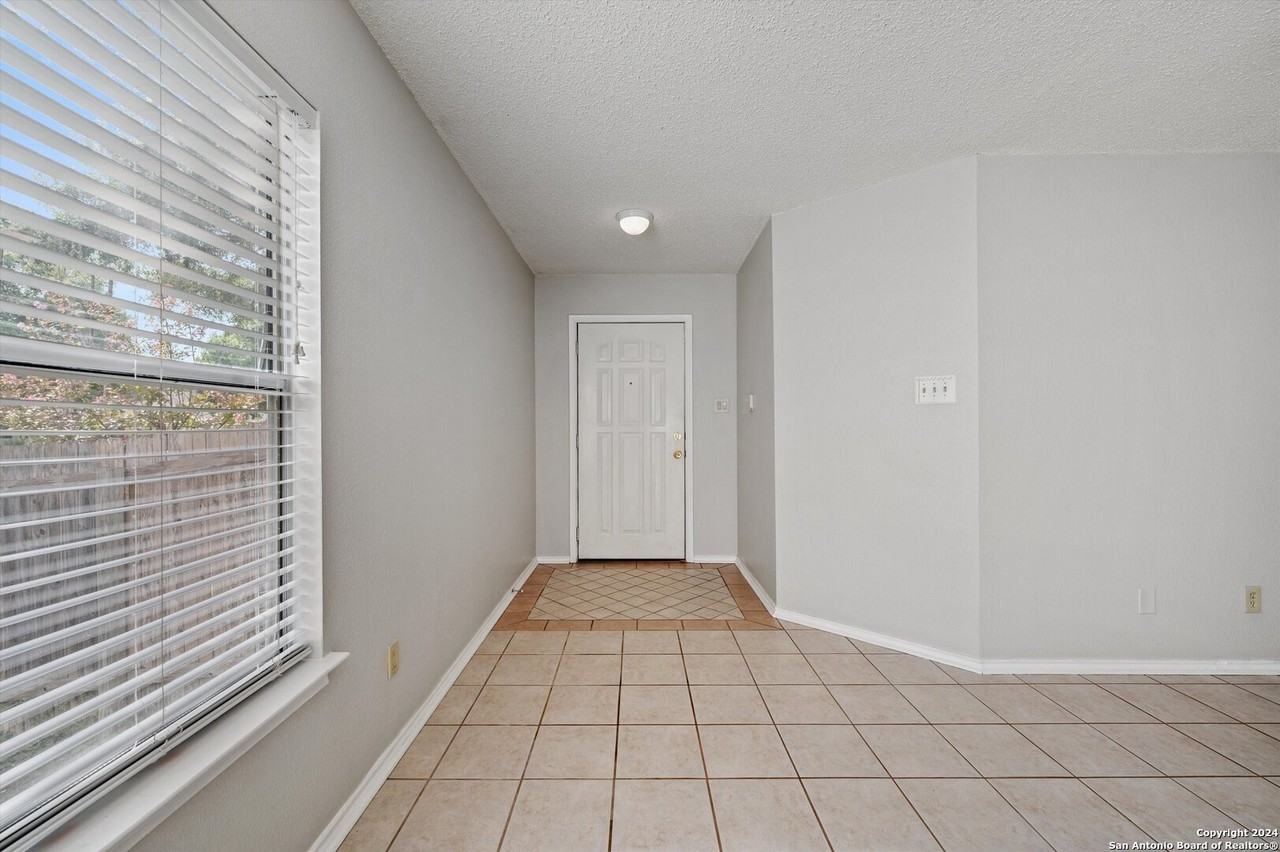 1004 Boxer Pass Dr - Photo 3 of 31