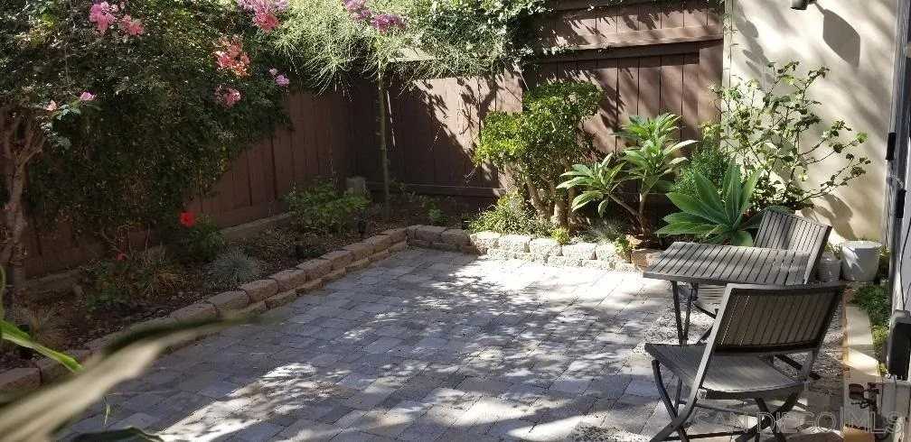 1740 Upas St - Photo 4 of 17