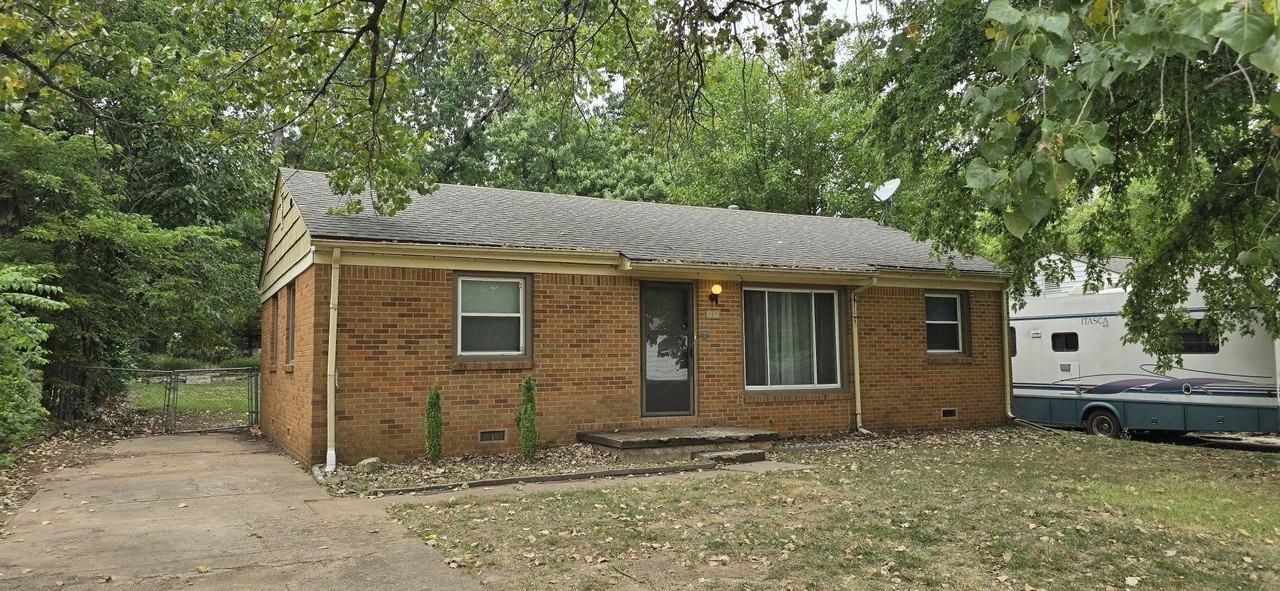 1251 N Woodlawn Blvd - Photo 2 of 19