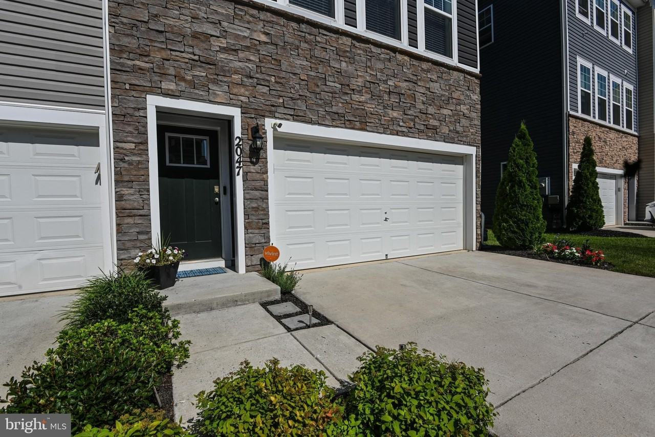 2047 Hinshaw Dr - Photo 2 of 42
