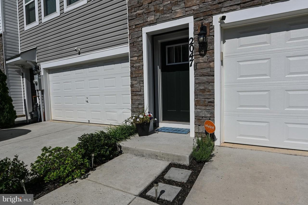2047 Hinshaw Dr - Photo 5 of 42