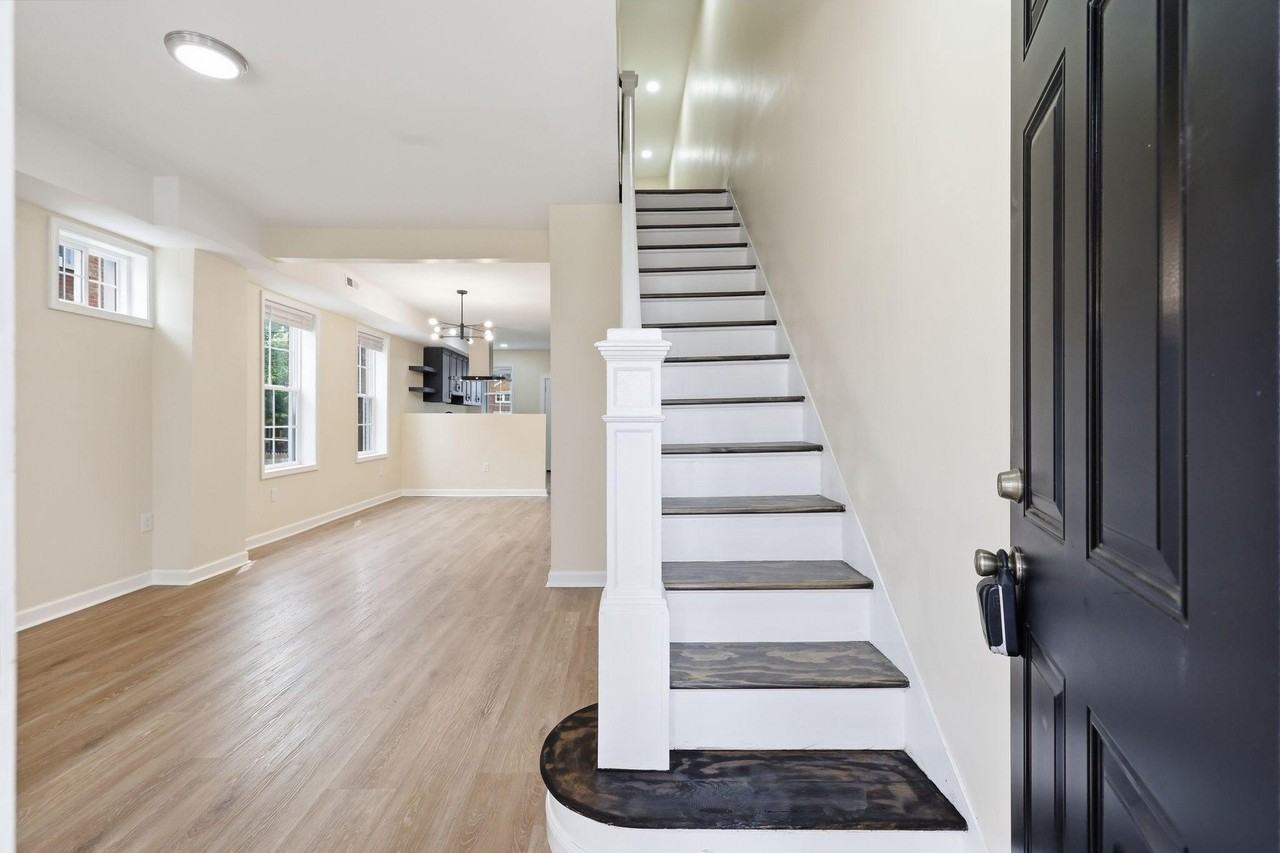 245 N Monastery Ave - Photo 3 of 38