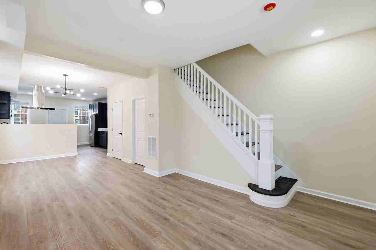 245 N Monastery Ave - Photo 4 of 38