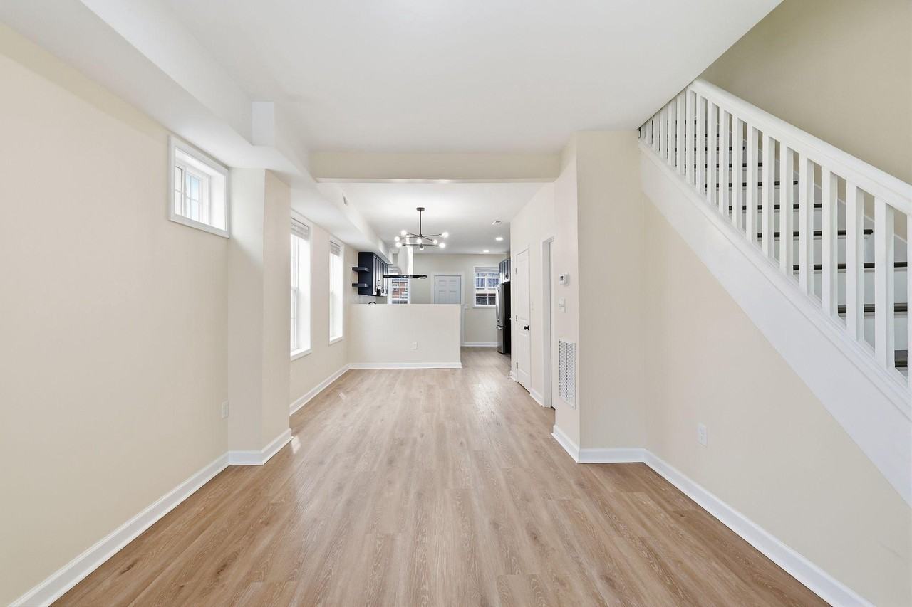 245 N Monastery Ave - Photo 5 of 38