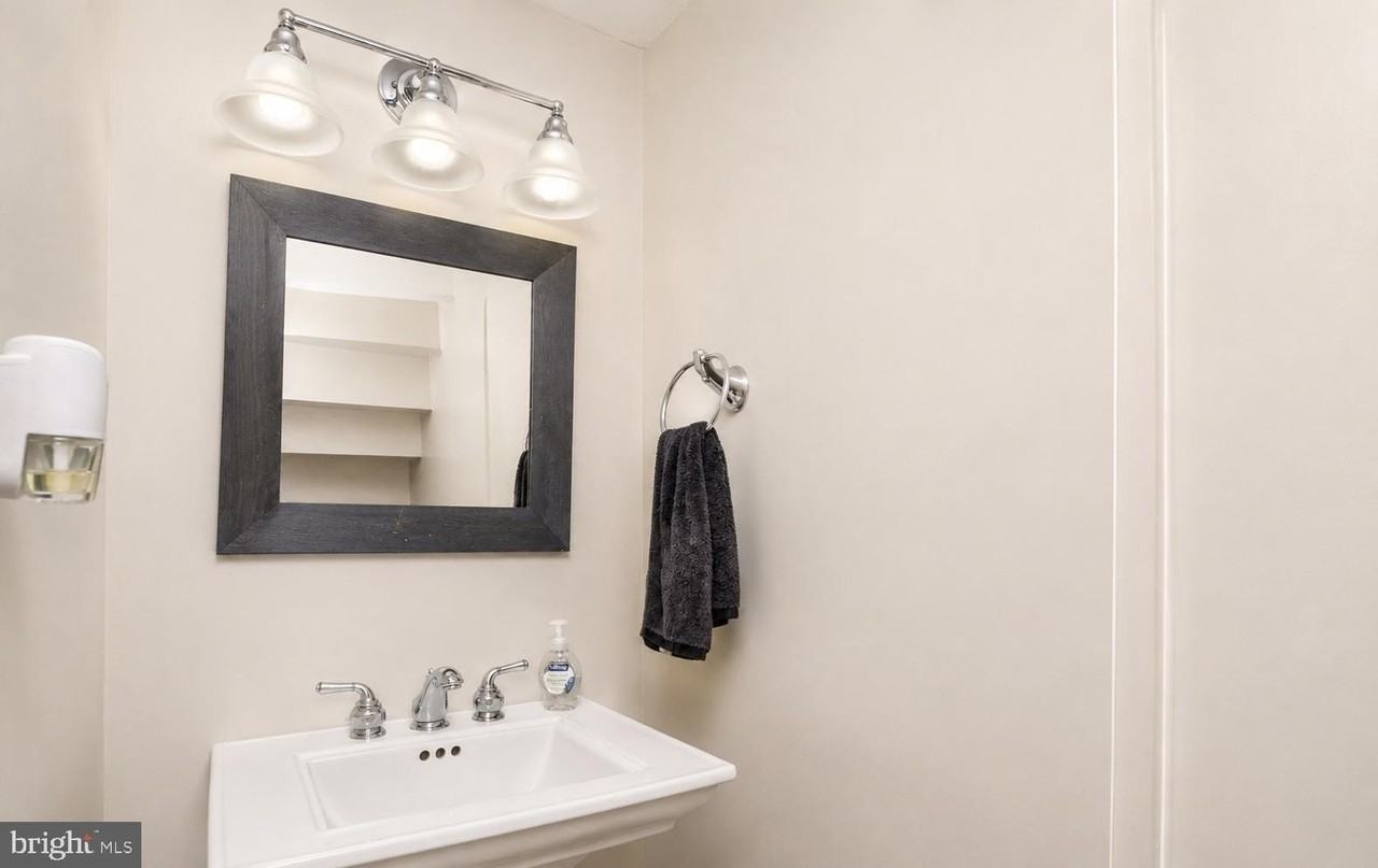 115 E West St - Photo 5 of 24