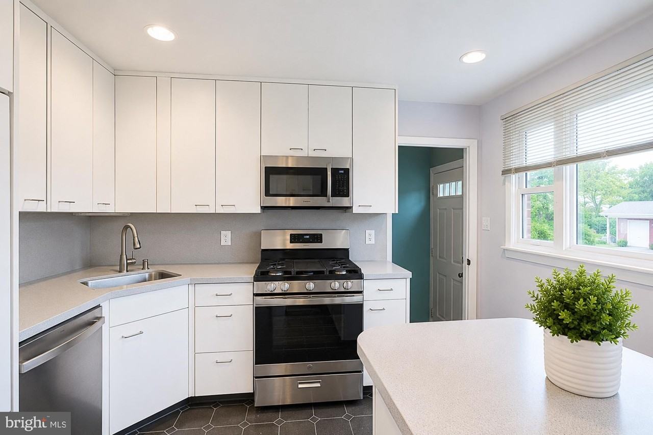 16 Hathaway Rd - Photo 6 of 39