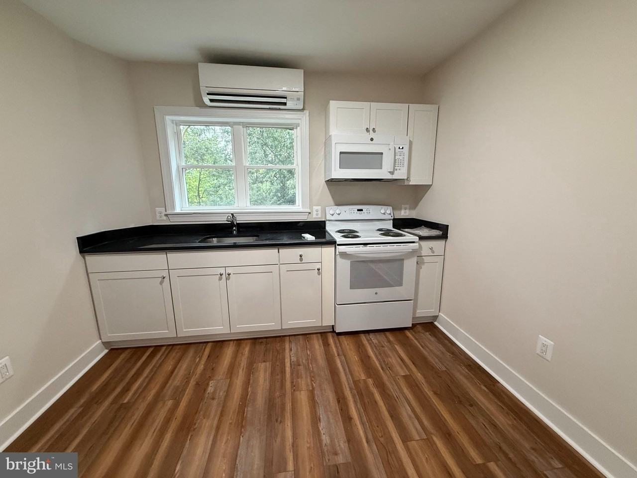 704 Washington Ave #6 - Photo 3 of 6