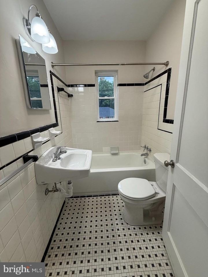 704 Washington Ave #6 - Photo 4 of 6