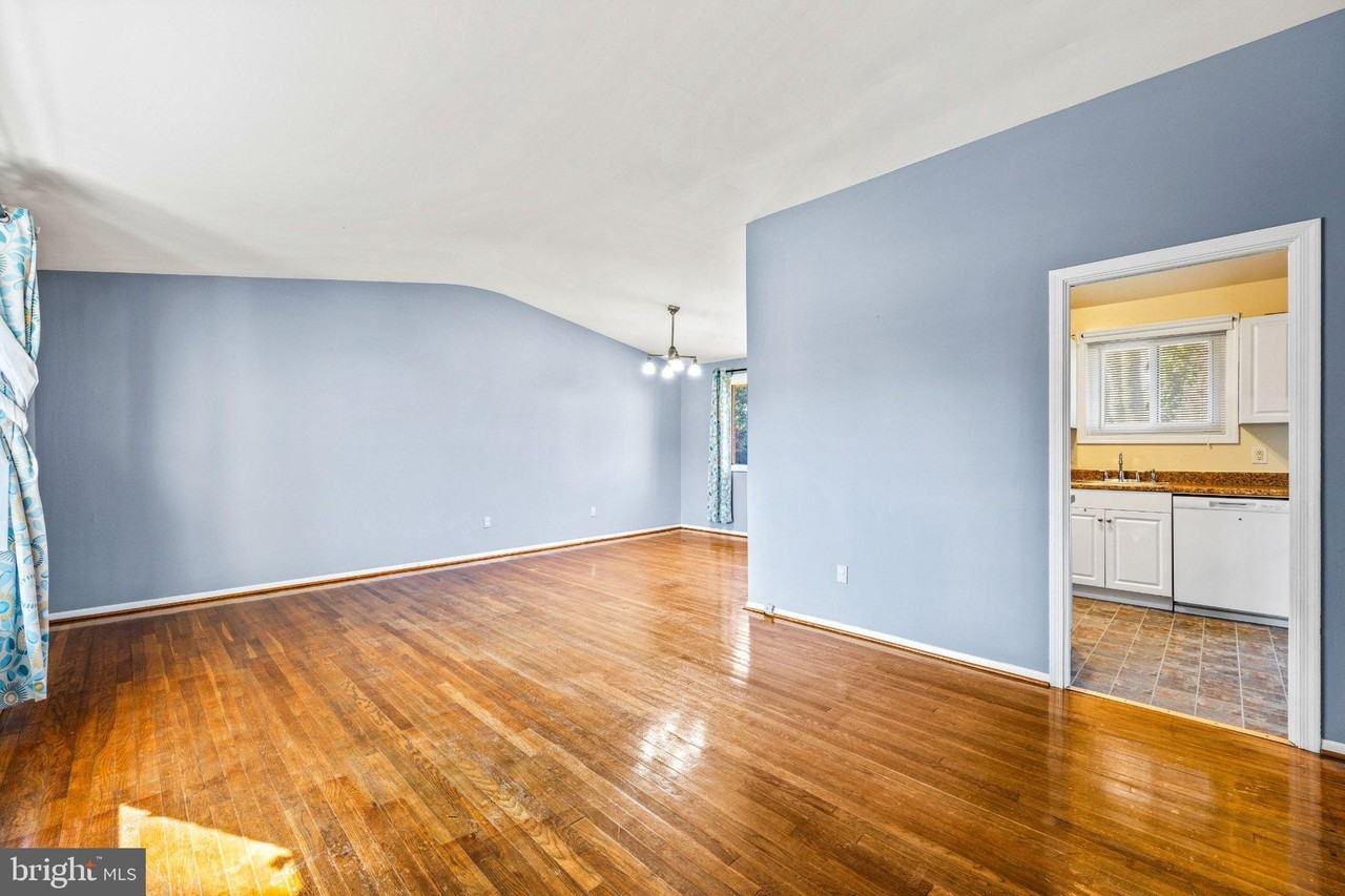 6201 Lone Oak Dr - Photo 3 of 27