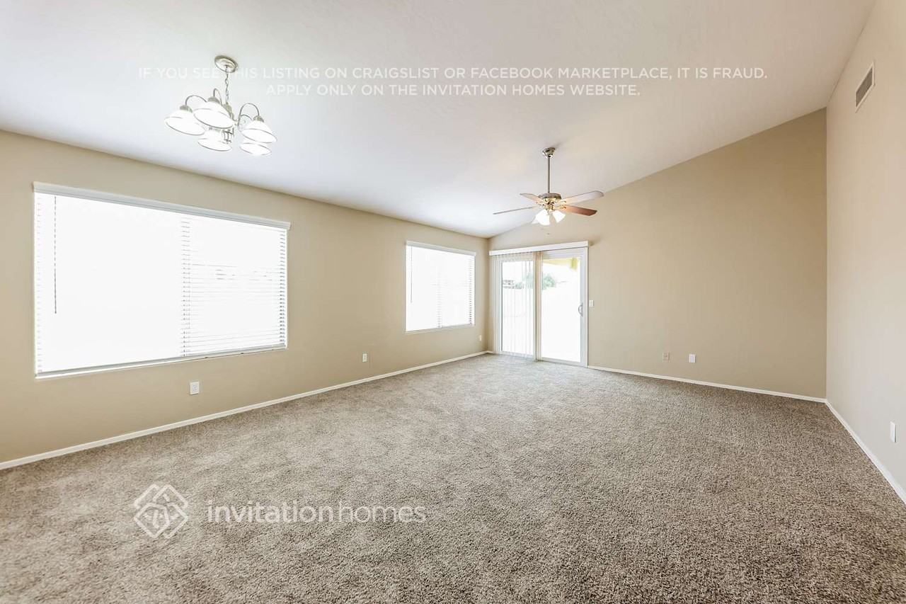 2122 S 114th Ave - Photo 3 of 17