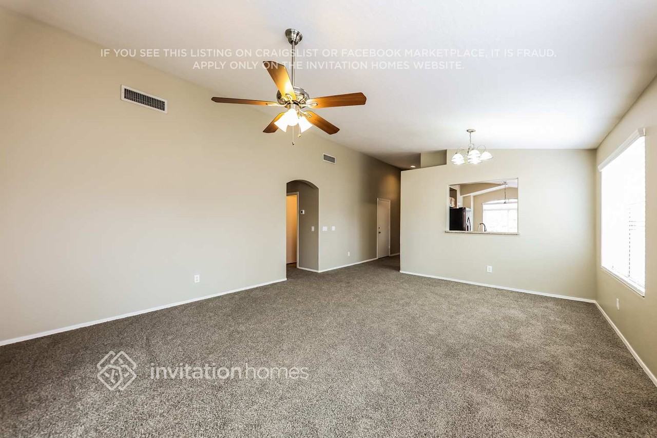 2122 S 114th Ave - Photo 4 of 17