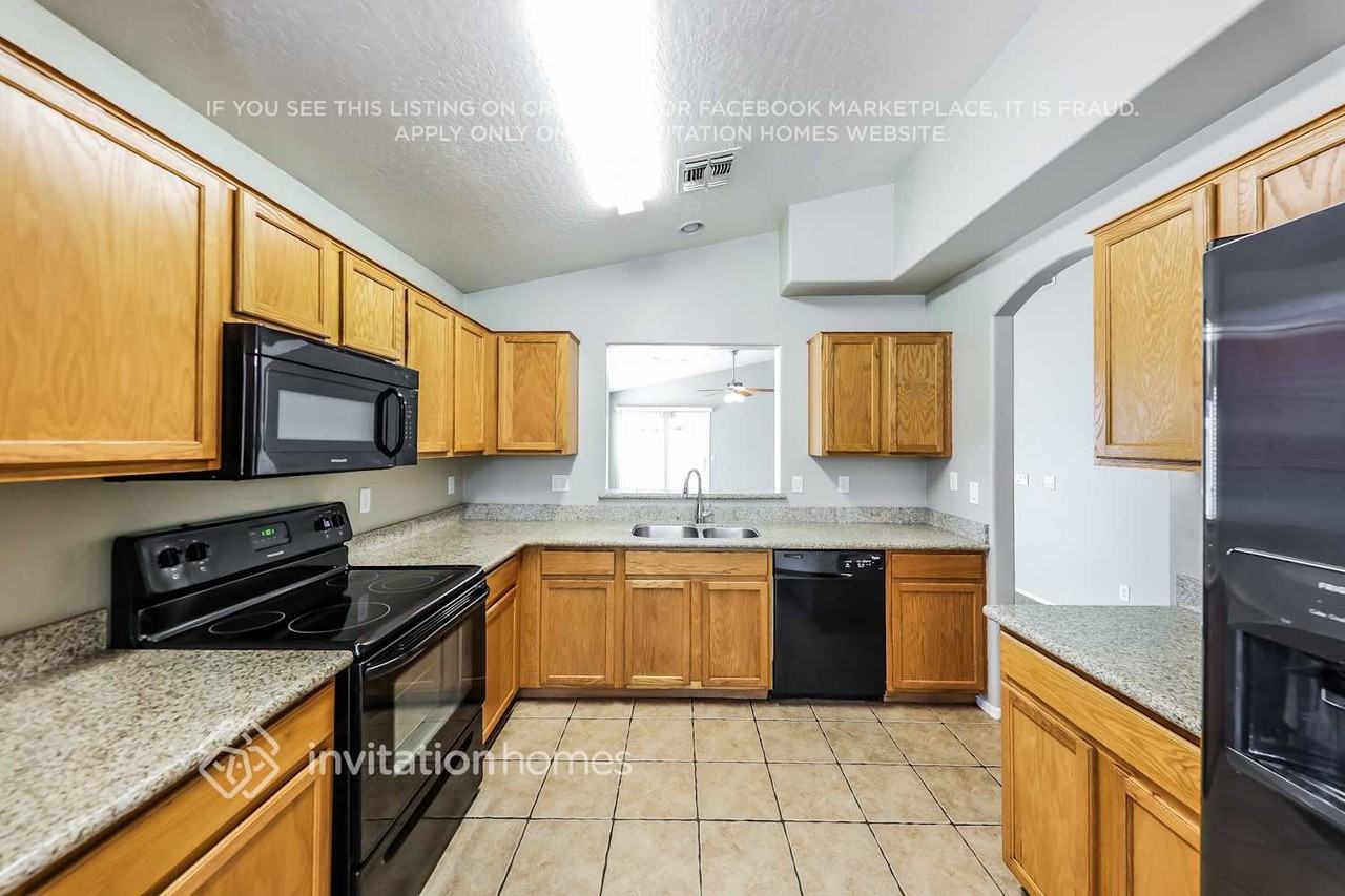 2122 S 114th Ave - Photo 5 of 17
