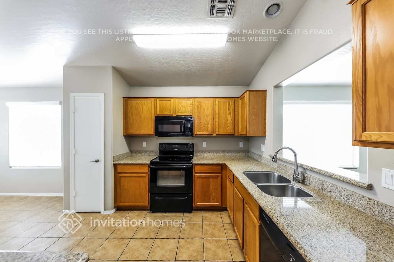 2122 S 114th Ave - Photo 6 of 17