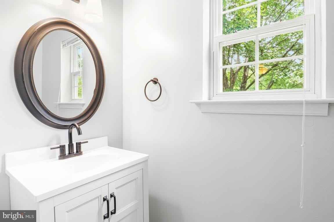133 Vernon Ct - Photo 5 of 11