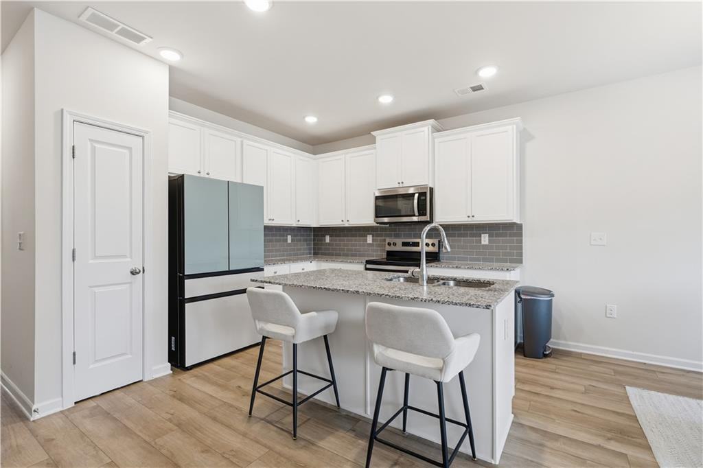 330 Regent Park - Photo 7 of 34