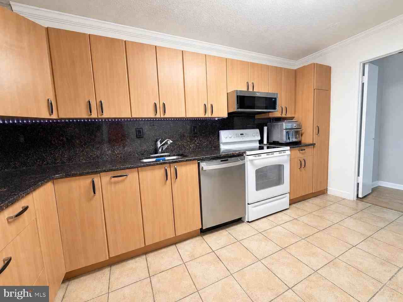 307 Yoakum Pkwy #1404 - Photo 3 of 24