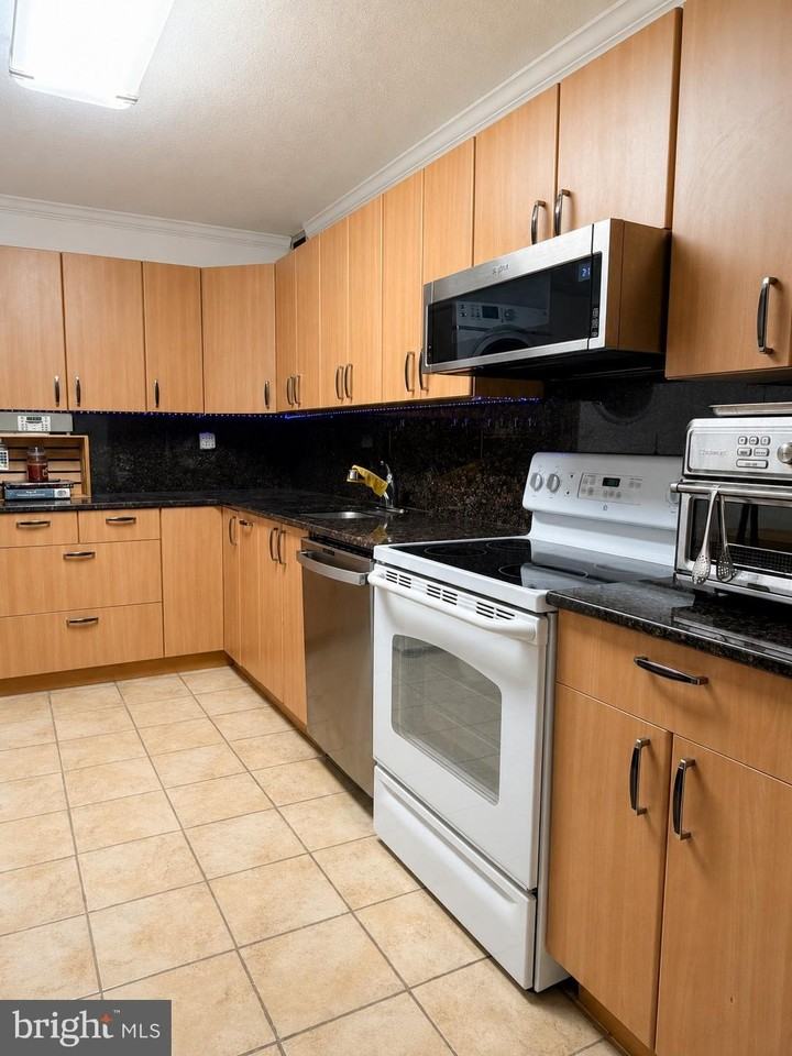 307 Yoakum Pkwy #1404 - Photo 4 of 24