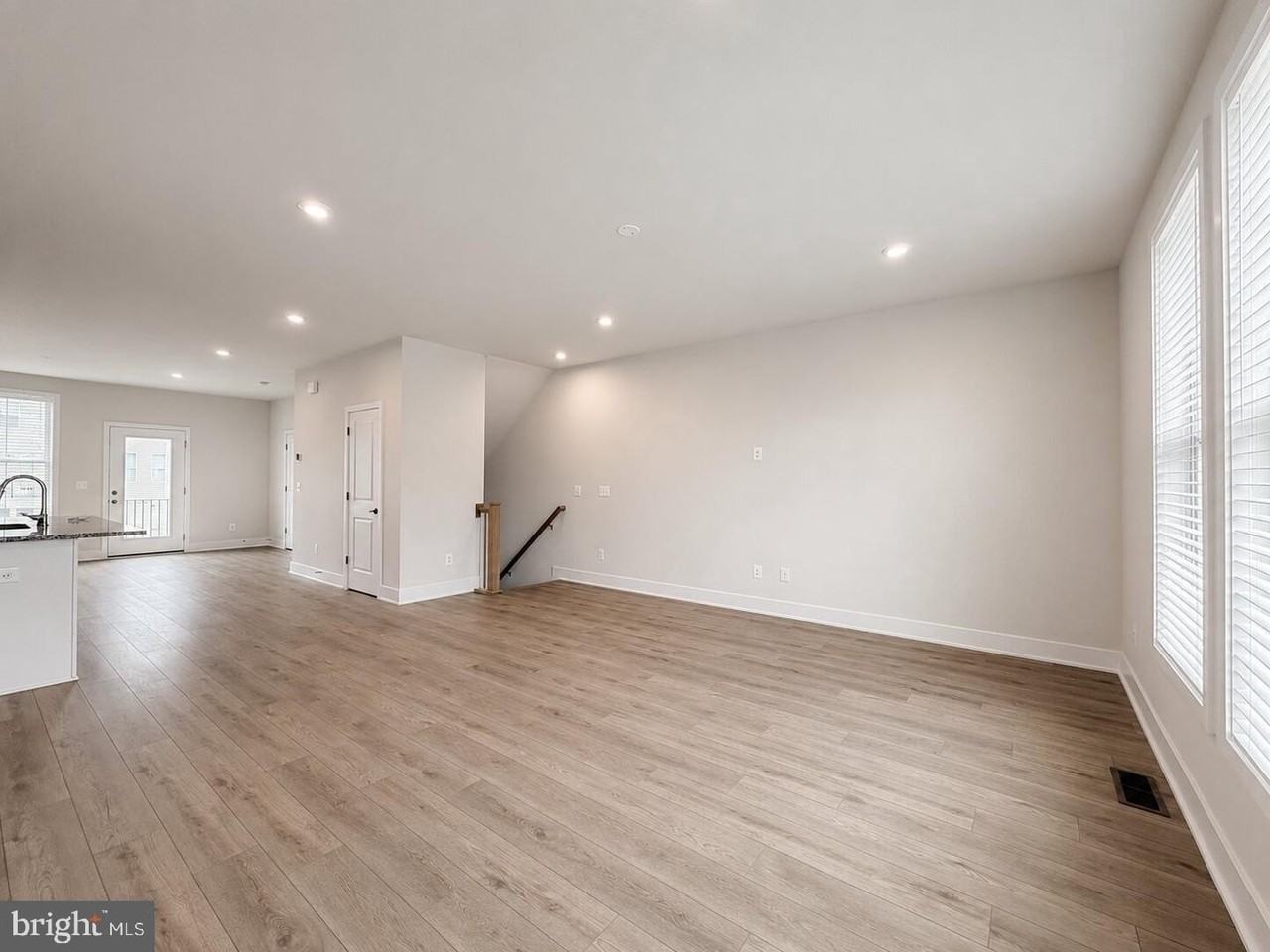 131 Sapphire St - Photo 3 of 50