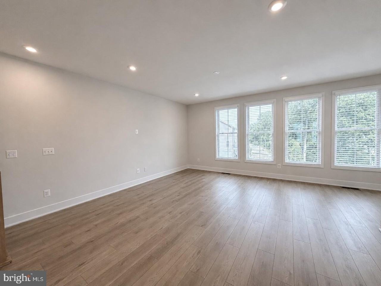 131 Sapphire St - Photo 4 of 50