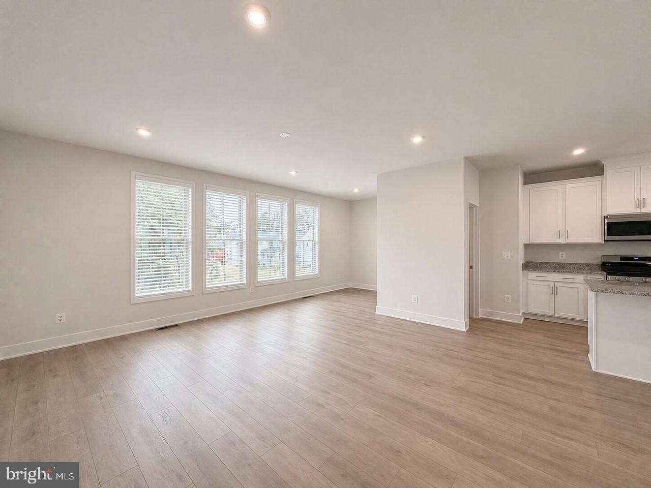 131 Sapphire St - Photo 5 of 50