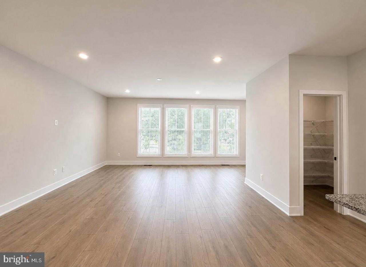 131 Sapphire St - Photo 6 of 50