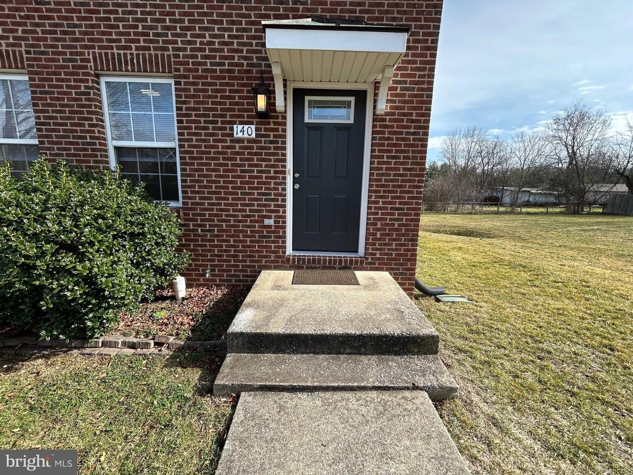 140 Lexington Ct - Photo 2 of 24